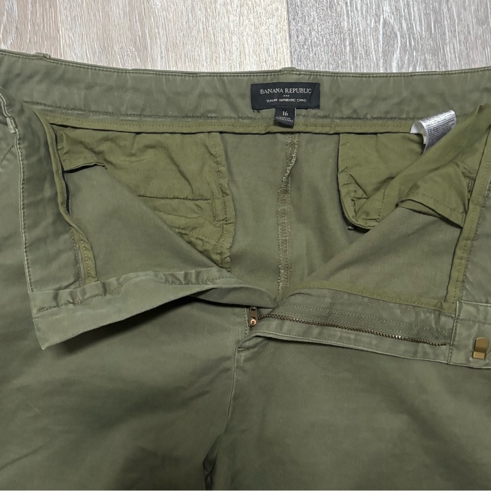 Banana Republic Khaki Green Pants – Chic & Versatile